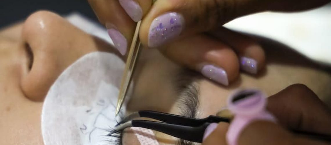 Wat te verwachten van je eerste afspraak voor wimperextensions